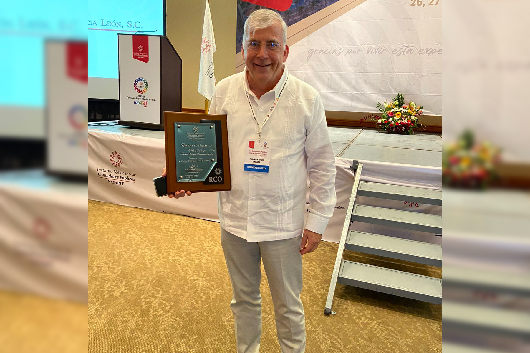 Mtro. Juan Antonio Zapata recibe galardón “Profesor Distinguido 2022